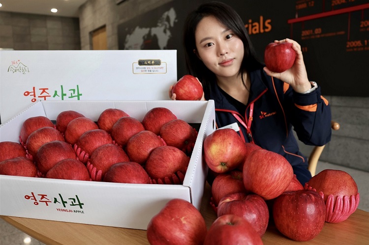 사진은 SK머티리얼즈 직원이 본사 로비에서 영주 사과를 들고 있는 모습