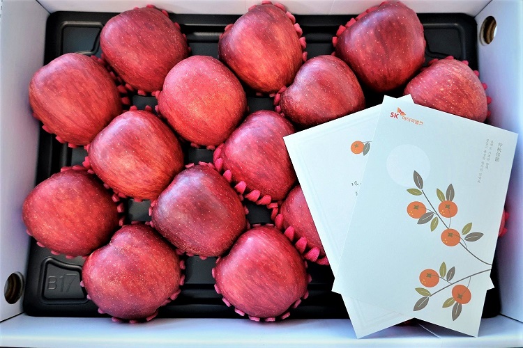 사진은 착한 사과 보내기 캠페인 실제 구성으로 사과박스 안에 편지가 놓여 있는 모습